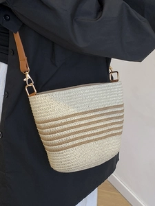 Borsa a secchiello in paglia con strisce marroni e tracolla in pelle per la spiaggia