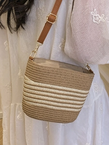 Borsa a secchiello in paglia intrecciata a righe con tracolla in pelle per le vacanze estive