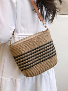 Borsa a secchiello in paglia a righe nere con tracolla in pelle marrone per vacanze estive