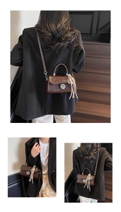 Détail d'un petit sac bandoulière en cuir marron foncé avec fermoir rotatif en métal