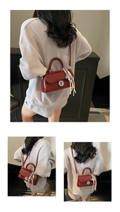Détail du sac en cuir verni bordeaux avec boucle argentée et breloque foulard en soie