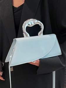 Sac bandoulière bleu clair chic avec poignée en métal liquide argenté et rabat géométrique