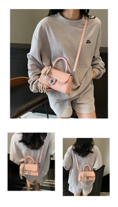 Vues détaillées d'un mini sac à main rose avec fermoir rotatif et charm à nœud rayé