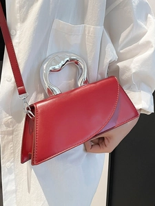 Sac à main carré rouge tendance avec poignée en métal argenté et bandoulière chic