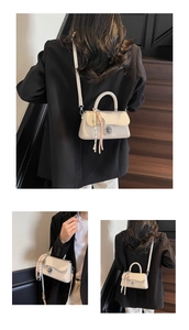 Détail du mini sac crème avec fermoir rotatif en métal et breloque foulard en soie fleurie