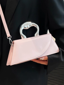 Sac à main rose tendance avec poignée irrégulière en métal argenté et bandoulière