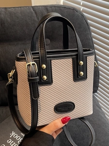 Sac Seau en Cuir PU Contrasté de Style Coréen Pour Femmes Mode Rivet Minimaliste Sac à Main Porté Épaule Bandoulière