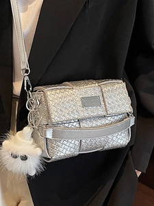 Silberne gewebte Umhängetasche mit Metallic-Finish und weißem Plüsch-Charm für Damen