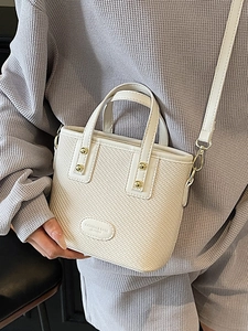 Sac seau tissé beige minimaliste avec garniture en cuir et détails en métal doré