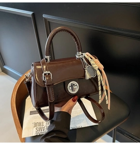 Petit sac à main marron rétro en cuir brillant avec boucle argentée et breloque