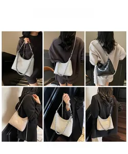 Detailaufnahmen der gesteppten Damentasche in Creme, Schwarz und Beige mit Kettenriemen
