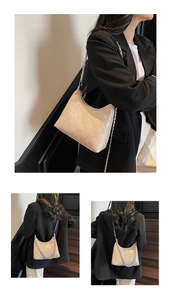 Detail der beigen gesteppten Hobo-Tasche mit Silberkette und glänzender Kunstleder-Textur