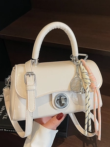Petit Sac Carré en Cuir PU pour Femme Style Urbain Simple Sac à Main à Bandoulière Avec Fermeture à Verrou et Pendentif Raquette