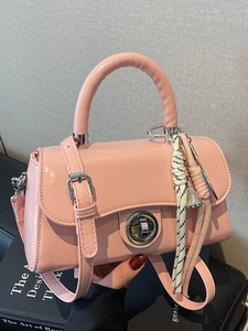 Sac à main rose en cuir mat avec poignée ronde en métal et fermoir rotatif argenté