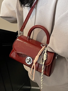 Sac à main carré bordeaux minimaliste avec fermoir rotatif argenté et charm de tennis