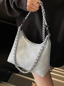Schicke hellblaue Stepptasche mit silberner Kette an der Schulter getragen