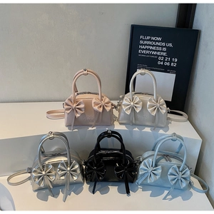 Présentation de sacs Boston à nœud en rose, blanc, argent, noir et bleu ciel tendance