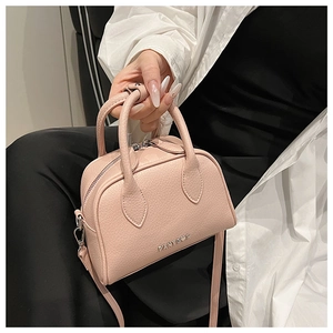 Detail of light pink lychee grain leather Boston bag with PANDOR logo and metal zipper