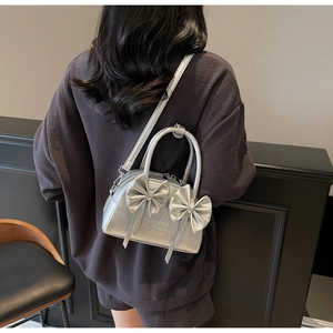 Sac Boston argenté avec nœuds, vue arrière portée en bandoulière sur un modèle