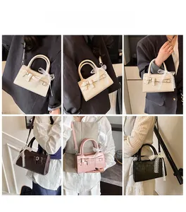 Dettagli di borse vintage francesi in vari colori con fiocco in pizzo e tracolla