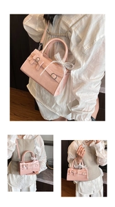 Dettaglio della borsa rosa con fibbie in metallo e fiocco decorativo in pizzo