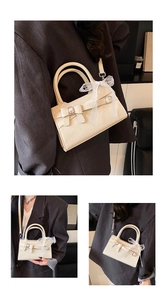 Dettaglio della borsa beige vintage con fiocco in pizzo e tracolla rimovibile in varie angolazioni