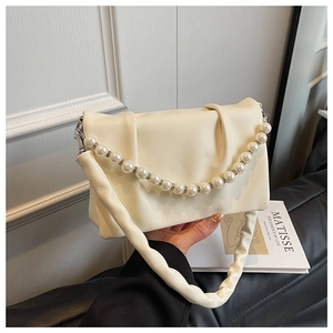 Détail du sac bandoulière plissé en cuir avec anse perles et bandoulière nuage souple