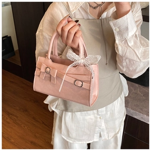 Dettaglio della borsa in pelle PU rosa con fibbia argentata e bordo in pizzo bianco