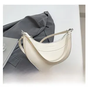 Détail du sac demi-lune blanc en cuir ciré avec boucle argentée réglable