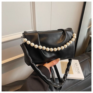 Détail du sac plissé noir en cuir PU avec chaîne en perles élégante et bandoulière large