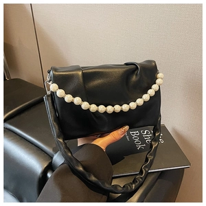 Détail du sac à bandoulière noir plissé avec élégante poignée en perles et cuir PU souple