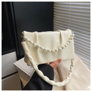 Détail du sac plissé blanc crème en similicuir avec chaîne de perles élégante