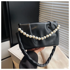 Détail du sac à main plissé noir en similicuir avec une élégante bandoulière en perles