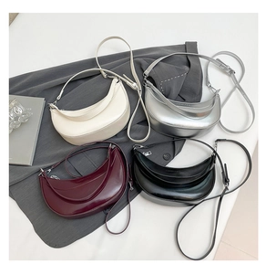 Sacs en demi-lune crème, argent, bordeaux et noir avec bandoulière réglable
