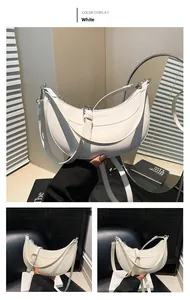 Détail du sac demi-lune blanc en cuir ciré avec boucle métallique argentée