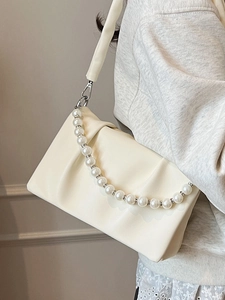 Sac bandoulière plissé crème style français avec chaîne en perles et bandoulière cuir