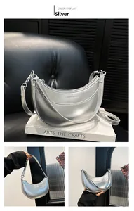 Détail du sac demi-lune en cuir PU argenté brillant avec boucle métallique réglable