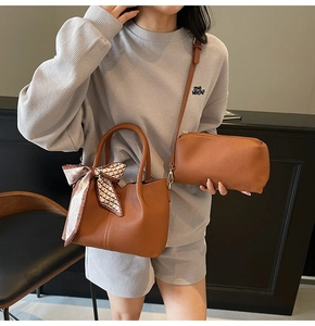 Détail d'un ensemble sac seau marron grainé avec poignée foulard et pochette bandoulière