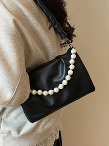 Sac carré noir à plis de style français avec chaîne en perles et bandoulière souple