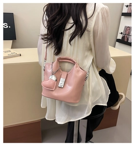 Sac seau rose en similicuir avec pendentif cœur et chaîne en métal sur modèle