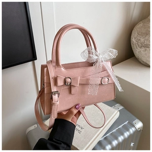 Dettaglio borsa a mano rosa vintage francese con nastro di pizzo e fiocco decorativo