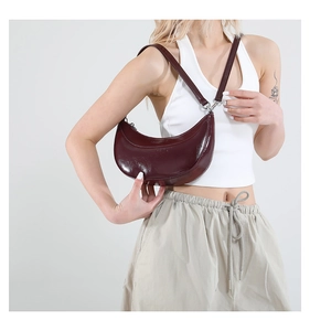 Sac hobo bordeaux en cuir glacé avec boucle argentée ajustable sur la bandoulière fixe