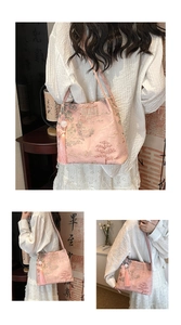 Détail de la broderie jacquard rose montrant des motifs traditionnels et un pompon en soie