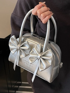 Sac à main Boston argenté avec nœuds décoratifs et finition métallique pour femme