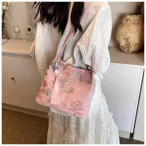 Détail du sac rose style chinois avec broderie traditionnelle et breloque à pompon