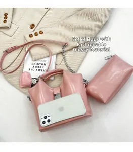 Ensemble sac seau en cuir ciré rose avec bandoulière chaîne et pochette zippée assortie
