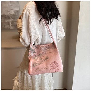 Vue détaillée du sac cabas en satin rose brodé avec paysage chinois et pompon