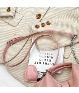 Sac seau rose en similicuir avec bandoulière réglable, chaîne et charm en forme de cœur