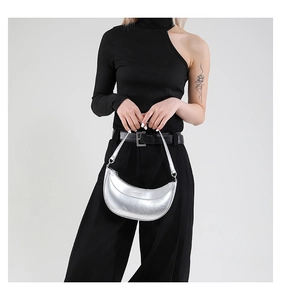 Détail du sac croissant argenté en cuir miroir avec fermeture éclair sur le dessus