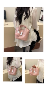 Sac seau rose en cuir ciré avec breloque cœur argentée et détail de bandoulière chaîne